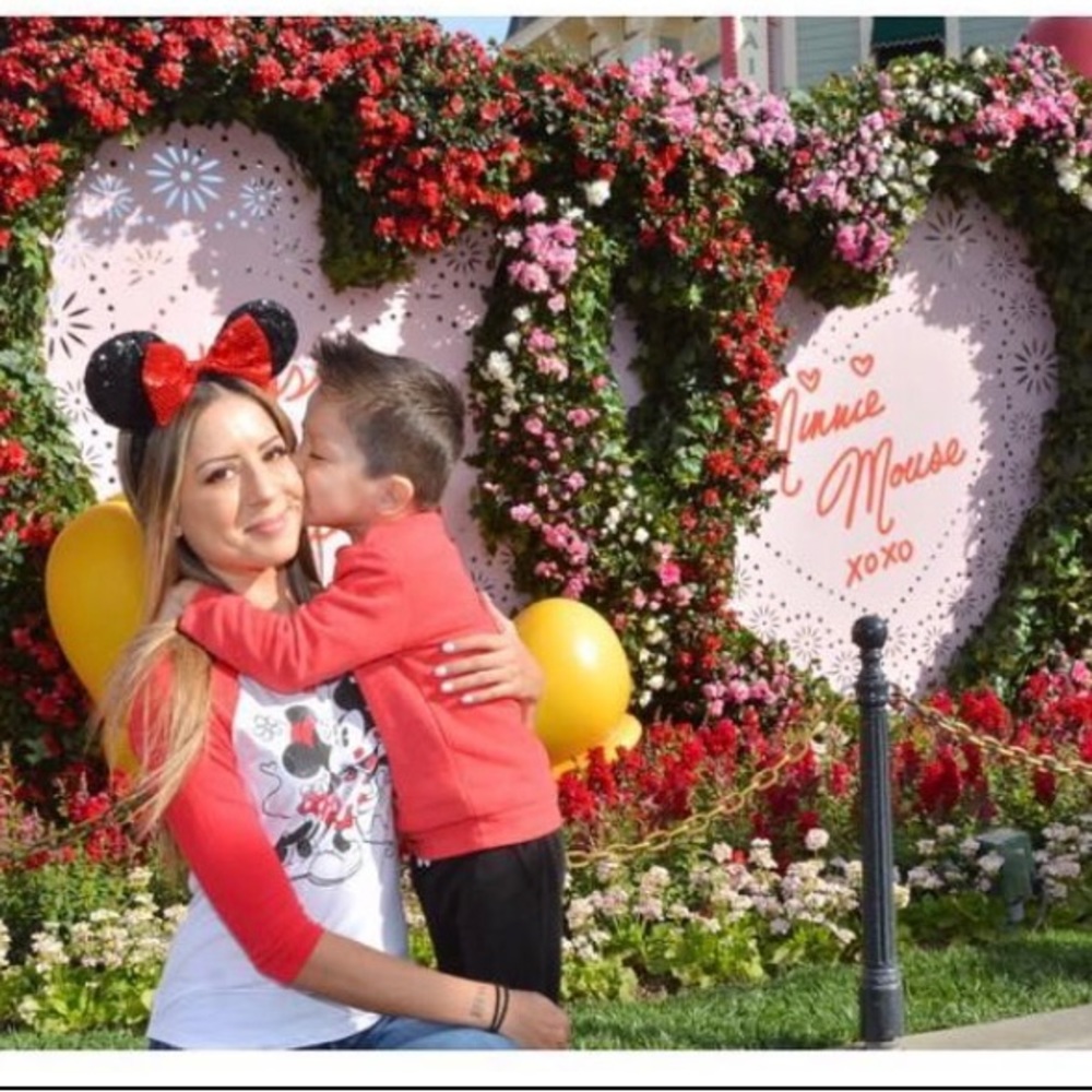 NWOT Mickey & Minnie Valentine's Day baseball tee! Size XS ♥️♥️